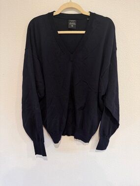 Luxe Men's Navy V-Neck Sweater